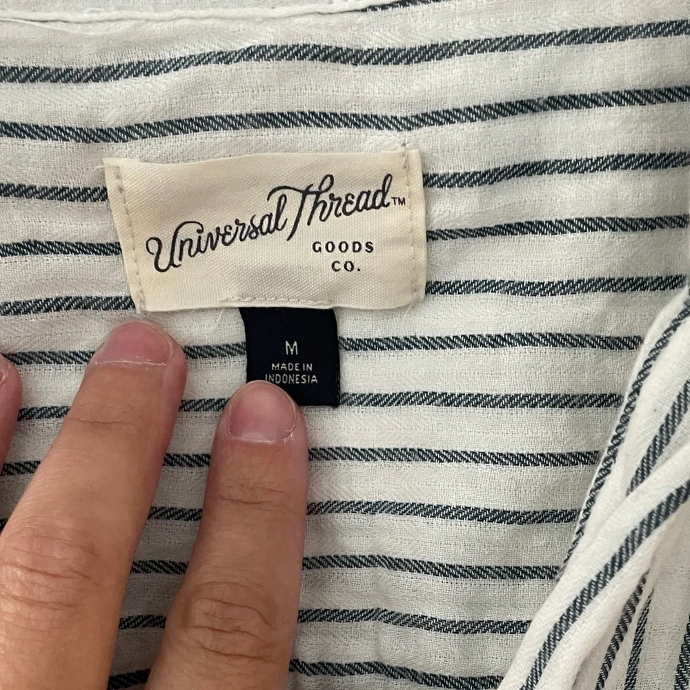Universal Thread Button down - Picture 2 of 3
